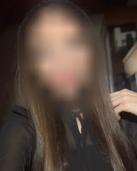 Claudia, 27
