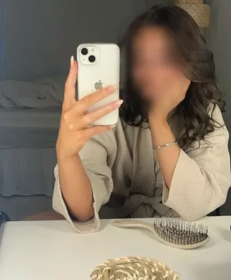 Claudia, 20